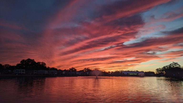 sunset, pond, clouds-4732148.jpg